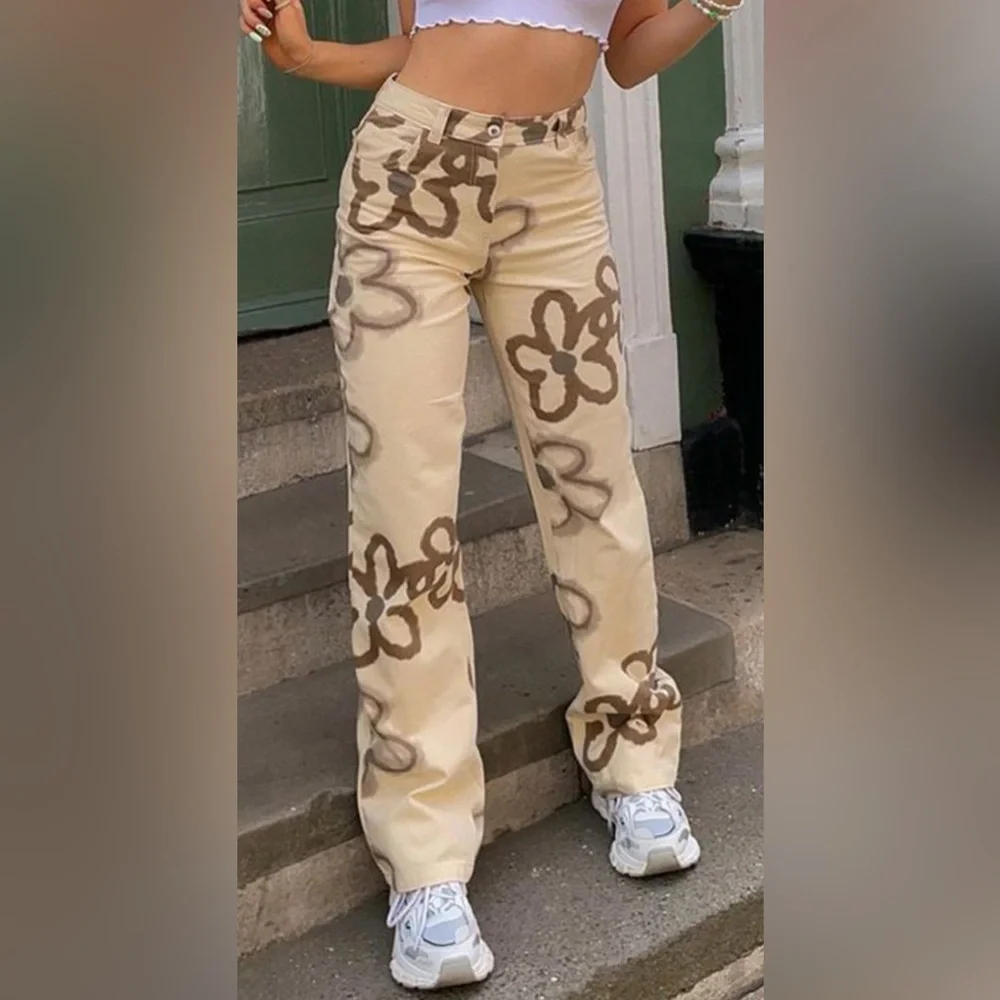 Floral print boyfriend jeans. Straight leg High rise Cream, brown. Cotton. 9/ 29 - Picture 1 of 12